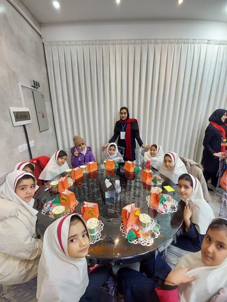 دبستان و پیش دبستانی دخترانه ذهن خلاق